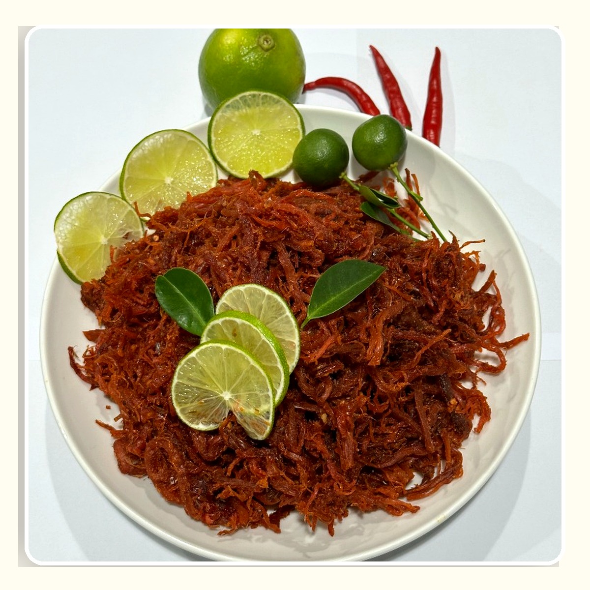 Khô Bò Sợi Thượng Hạng Mỹ Nhường trình bày trên đĩa trắng